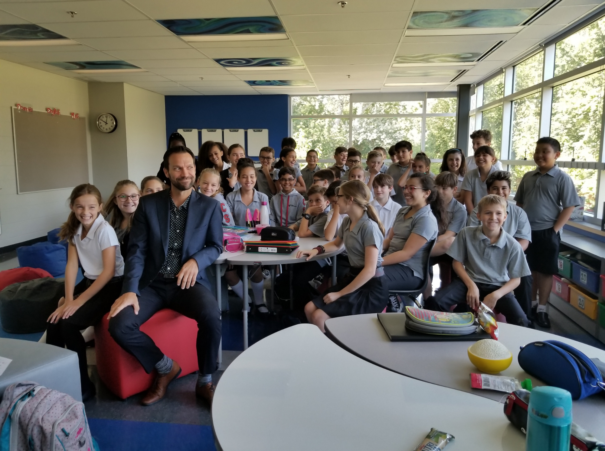 La classe primaire avec le directeur général Éric Deguire. 