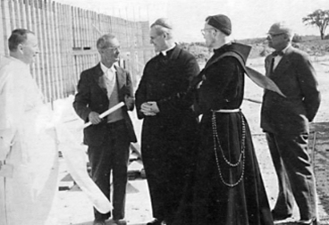 Le cardinal Paul-Émile Léger, M. Hector Durand et le père Eusèbe Ménard