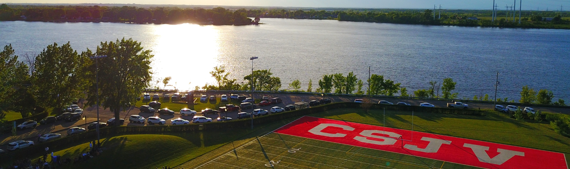 Vue du terrain de football du CSJV et de la Rivière-des-Prairies