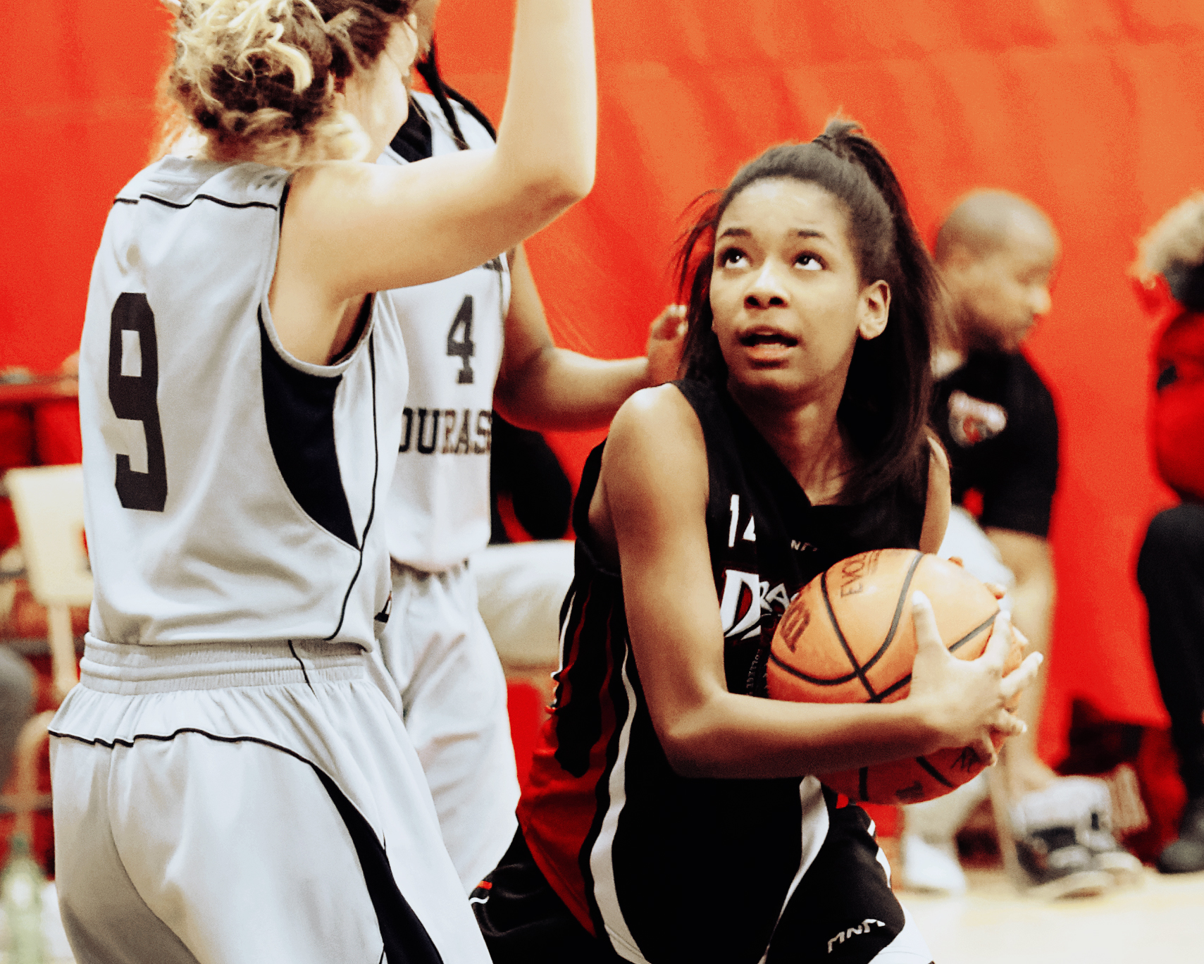 Une élève qui joue au basketball.