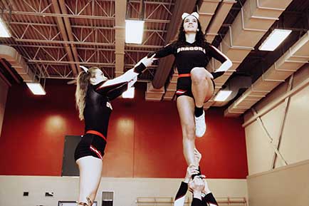 Des athlètes de cheerleading