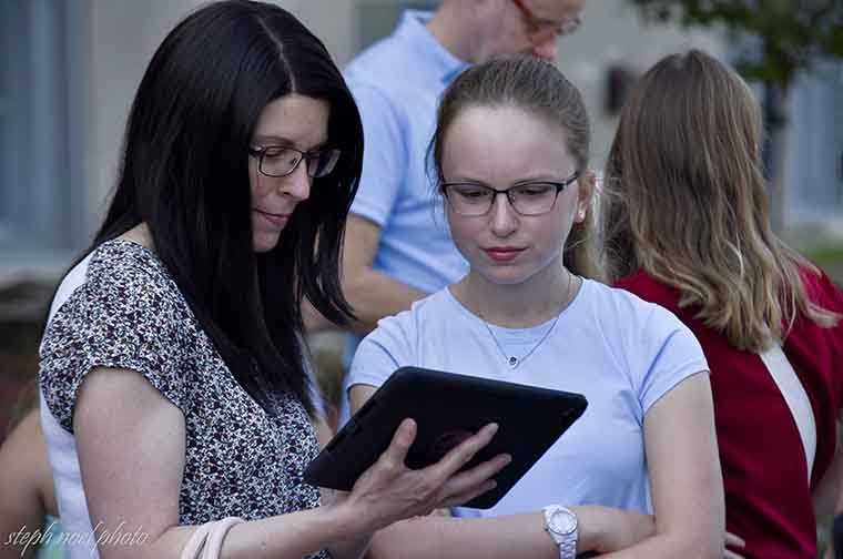 Une mère et son enfant devant un iPad