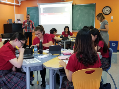 Une élève attentive du primaire