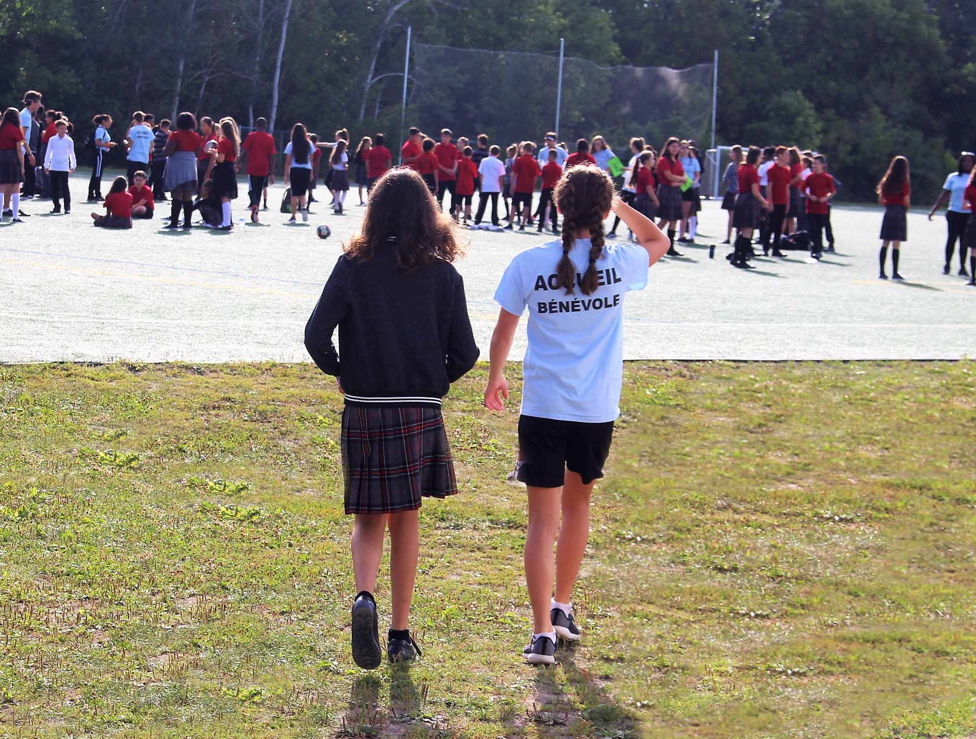 Deux élèves le jour de la rentrée scolaire.