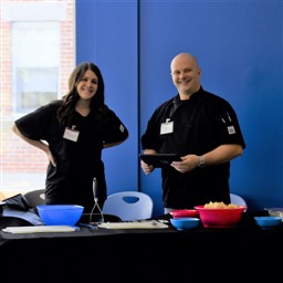Deux enseignants présentent le projet de l'Académie culinaire.