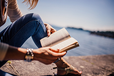 Lire en vacances... le bonheur. Crédits photo: pixabay.com